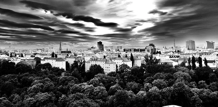 Dunkle Wolken über Wien, der Hauptstadt von Österreich.