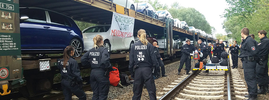 Blockade des Autozuges beim VW-Werk in Wolfsburg, August 2019.