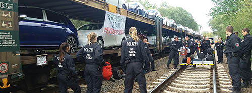 Blockade des Autozuges beim VW-Werk in Wolfsburg, August 2019.