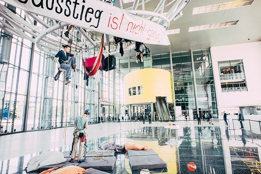 Blockade des Autozuges beim VW-Werk in Wolfsburg, August 2019.