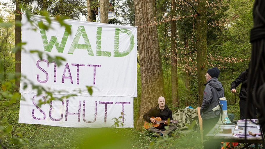 Nach einer Aktion für den Erhalt des Rümlanger Waldes und gegen die Errichtung einer Bauschuttdeponie droht den Aktivist*innen unverhältnissmässige Repression.