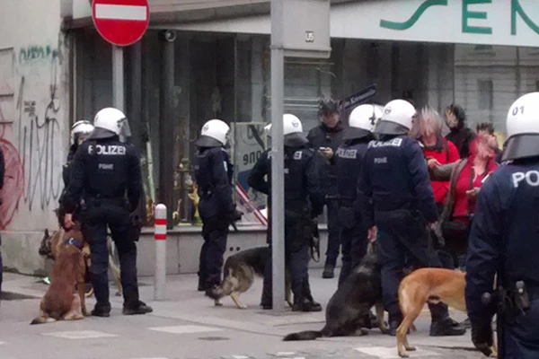 Wiener Polizei mit Hundestaffel im Einsatz.