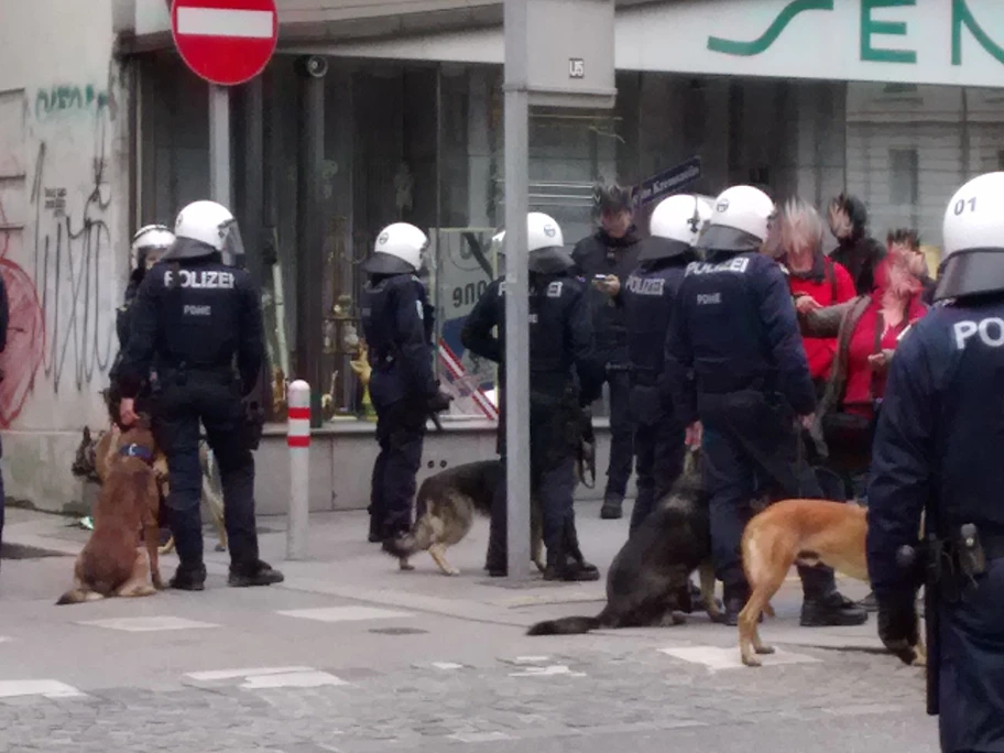 Wiener Polizei mit Hundestaffel im Einsatz.