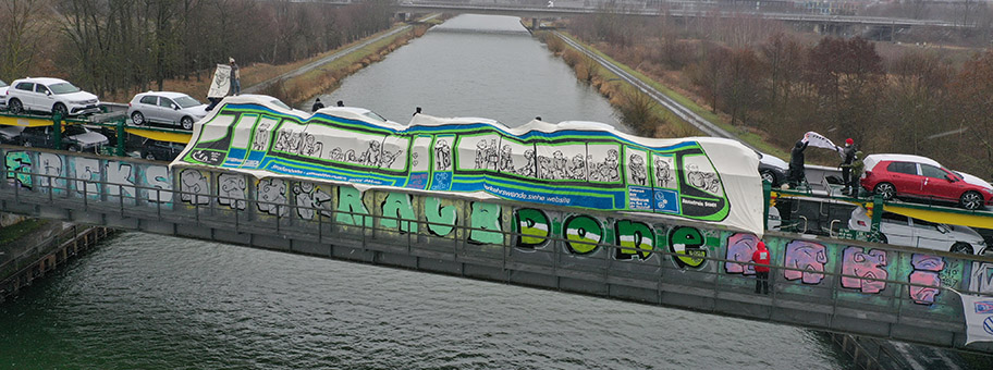 Aktivist*innen halten in Wolfsburg einen Autozug an und verkleiden ihn als Strassenbahn.