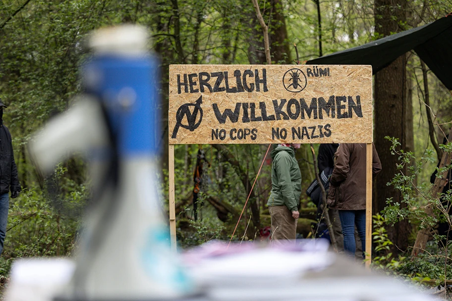 Aktivist:Innen für den Erhalt des Rümlanger Waldes.