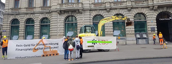 Aktion von #endfossilfinance am Paradaplatz vor der Credit Suisse-Filiale in Zürich am 29. Oktober 2021.
