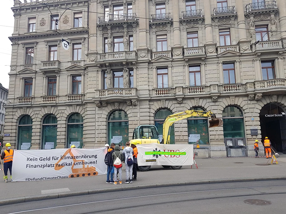 Aktion von #endfossilfinance am Paradaplatz vor der Credit Suisse-Filiale in Zürich am 29. Oktober 2021.