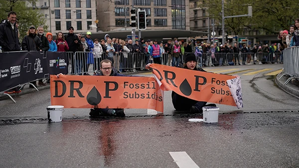 Aktion von DROP Fossil vor dem Start des Züricher Marathon am 21. April 2024.