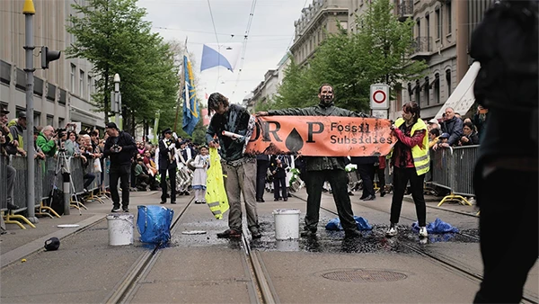 Störung des Sechseläuten-Umzugs durch DROP-Aktivist:innen in Zürich am 15. April 2024.