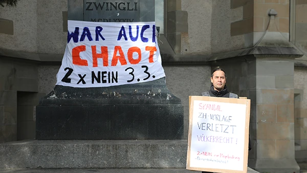 Protest in Zürich vor dem Zwingli Denkmal am 24. Februar 2024.