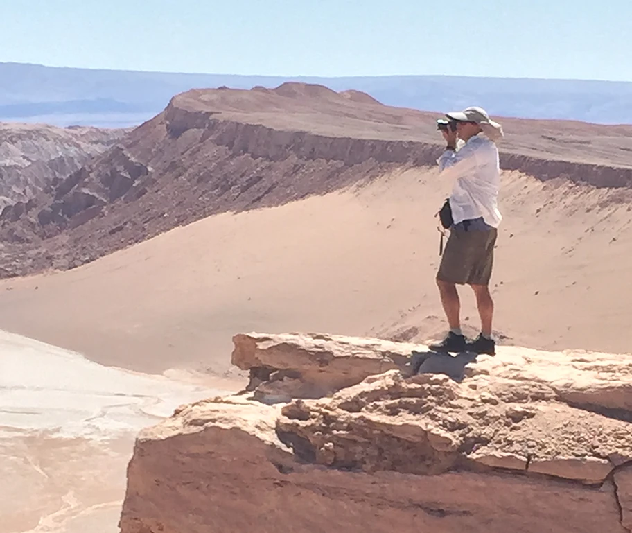 Zwischen Erde und Unendlichkeit: Kunst aus Erde, Steinen und Meteoritenspänen